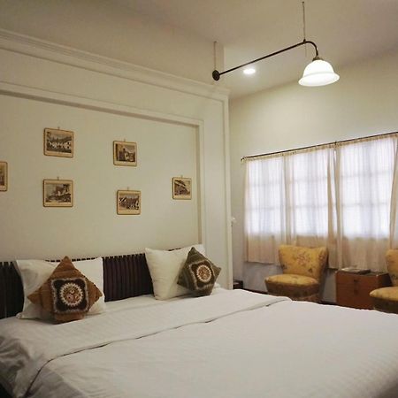 Manee Guesthouse And Record บ้านมานี Chiang Mai Ngoại thất bức ảnh